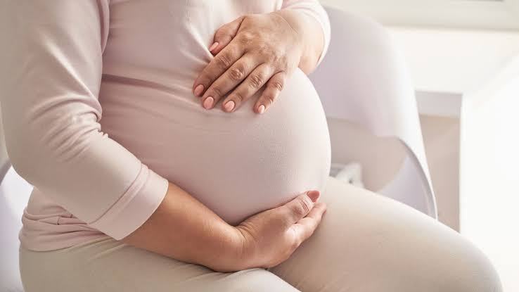 Guvernul Olandei isi cere scuze dupa ce mii de femei au fost fortate sa isi dea copiii spre adoptie pentru ca nu erau casatorite